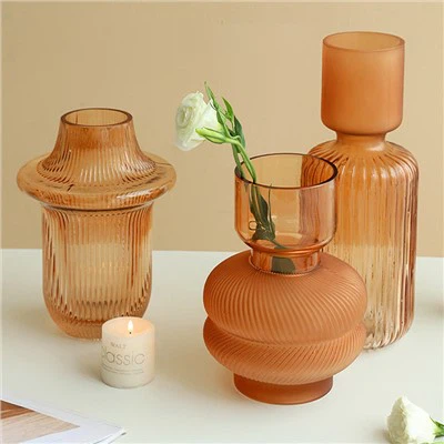 Кехлибарена стъклена ваза за цветя