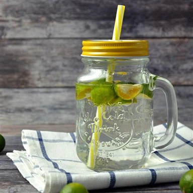 Стъклен буркан със сламка